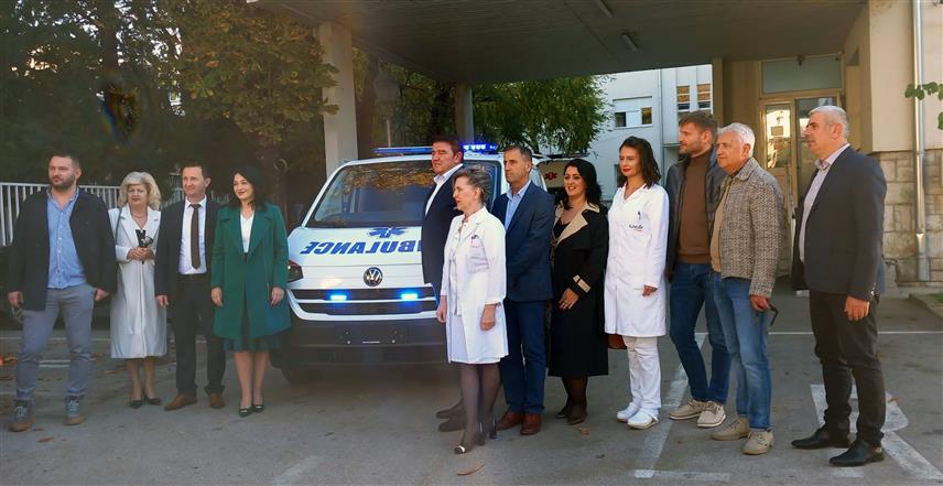 ТРЕБИЊЕ, 12. НОВЕМБРА /СРНА/ - Дом здравља Tребиње набавио је ново санитетско возило за Службу хитне медицинске помоћи за које су Градска управа и ова здравствена установа обезбиједили 130.000 КМ.