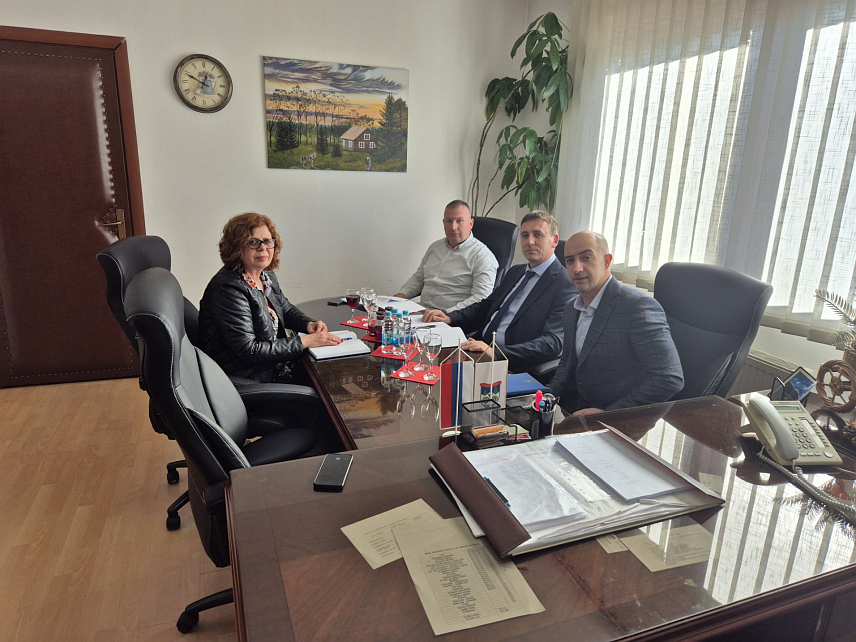 БАЊАЛУКА/КНЕЖЕВО, 12. НОВЕМБРА /СРНА/ - Министар управе и локалне самоуправе Републике Српске Сенка Јујић на састану са начелнком општине Кнежево Гораном Боројевићем.