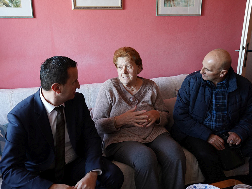 ТРЕБИЊЕ, 12. НОВЕМБРА /СРНА/ - Градоначелник Требиња Мирко Ћурић посјетио је данас суграђанку Гојку Ћук, мајку погинулог борца, поводом санације крова на њеном стамбеном објекту, за шта је град обезбиједио око 11.000 КМ.