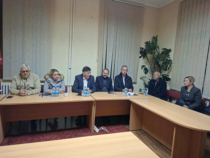 НОВИ ГРАД, 12. НОВЕМБРА /СРНА/ - Општински одбори СНСД-а, Социјалистичке партије /СП/, Народног демократског покрета /НДП/, Уједињене Српске /УС/, Народне партије Српске /НПС/ и Демоса у Новом Граду потписали су коалициони споразум о подршци кандидату СНСД-а на пријевременим изборима за предсједника Републике Српске Синиши Карану.