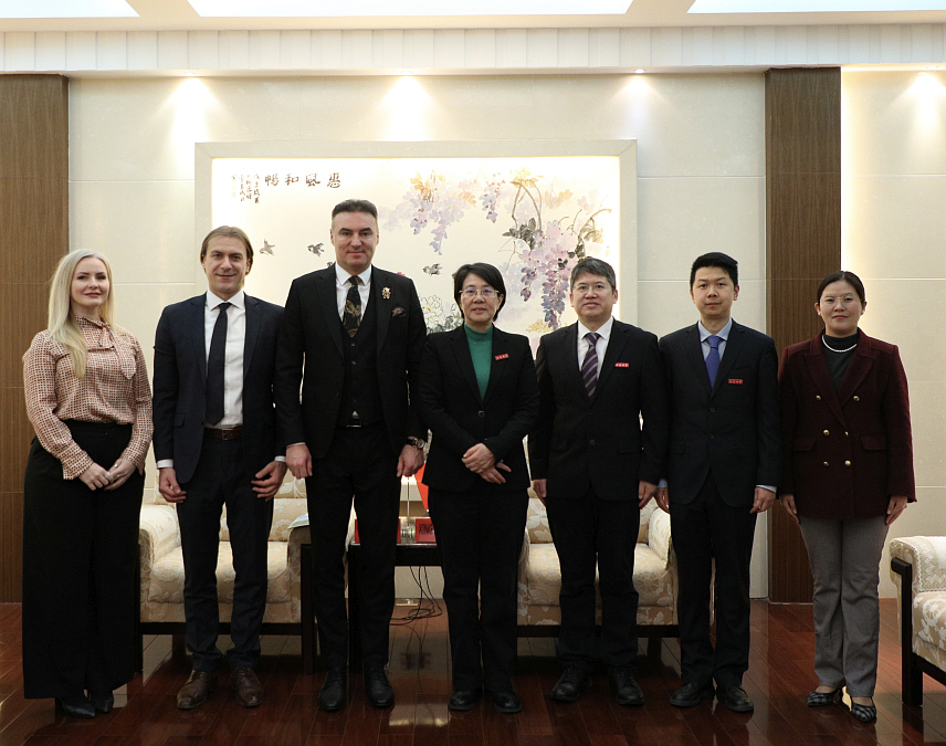 ПЕКИНГ, 13. НОВЕМБРА /СРНА/ - Министарство науке и технологије Кине званично je одобрило оснивање заједничке лабораторије за паметну пољопривредну технологију и опрему у оквиру Иницијативе "Појас и пут", која је планирана да буде успостављена у Источном Сарајеву.