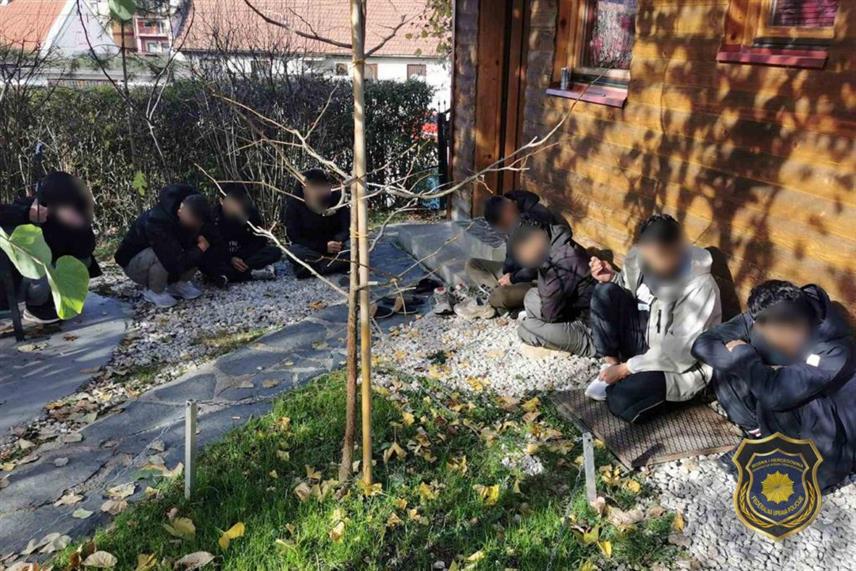 САРАЈЕВО, 13. НОВЕМБРА /СРНА/ - Припадници Федералне управе полиције /ФУП/ ухапсили су двије особе и извршили претрес у Хаџићима, те затекли више лица авганистанског поријекла код којих су пронађени наркотици, хладно оружје, путне исправе других особа, те мобилни уређаји.