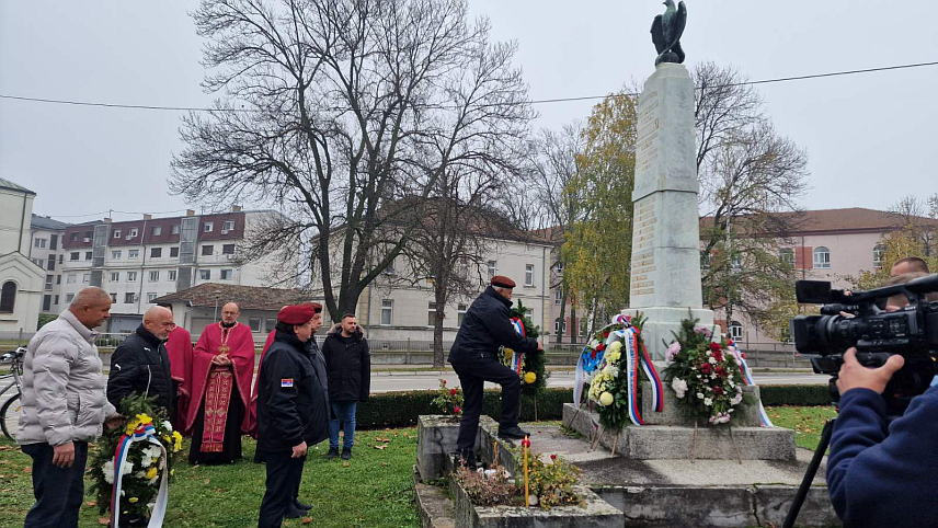 БРЧКО, 13. НОВЕМБРА /СРНА/ - У Брчком је данас обиљежено 107 година од ослобођења града у Великом рату и тим поводом служен је парастос и положени су вијенци код споменика Добросава Добре Јовановића у градском парку.	
