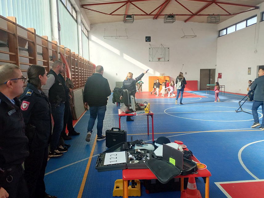 БИЈЕЉИНА, 13. НОВЕМБРА /СРНА/ - Полицијска управа Бијељина одржала је Дан отворених врата за најмлађе суграђане с циљем јачања везе између полиције и заједнице.