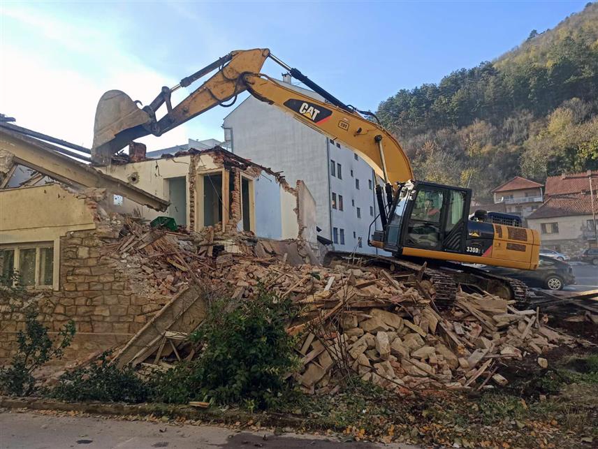 ЗВОРНИК, 13. НОВЕМБРА /СРНА/ - У зворничком насељу Б блокови данас су почеле припреме за изградњу мини-фудбалског игралишта за дјецу.