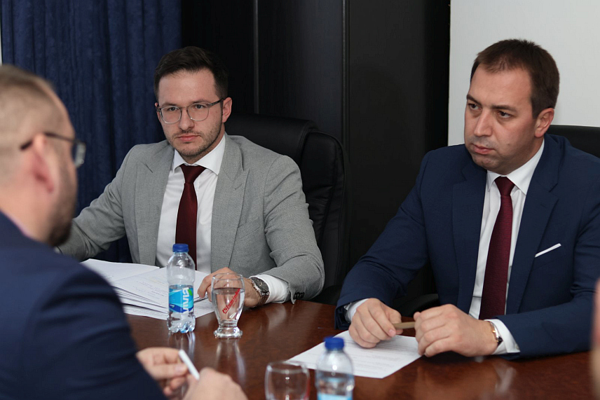 БАЊАЛУКА, 13. НОВЕМБРА /СРНА/ - Министар правде Републике Српске Горан Селак на састанку у Бањалуци са вршиоцем дужности директора Центра за истраживање рата, ратних злочина и тражење несталих лица Виктором Нуждићем.