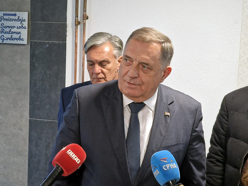 РУДО, 13. НОВЕМБРА /СРНА/ - Предсједник СНСД-а Милорад Додик рекао је данас у Рудом да је фабрика "Контејн ембокс", која је извозно оријентисана, за мање од годину дана постала капитални добитак за ту општину, те додао да ће подржати амбиције за њено проширење, што ће допринијети останку младих на том простору.