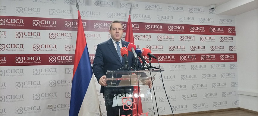 БАЊАЛУКА, 13.НОВЕМБРА /СРНА/ - Портпарол СНСД-а Радован Ковачевић на конферецији за новинаре у Бањалуци.