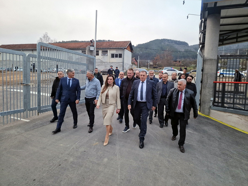 РУДО, 13. НОВЕМБРА /СРНА/ - Предсједник СНСД-а Милорад Додик и министар за научнотехнолошки развој и високо образовање Републике Српске Синиша Каран посјетили су данас у Рудом погон фабрике "Контејн ембокс" која је извозно орјентисана.