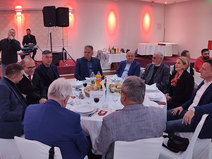 ГРАДИШКА, 13. НОВЕМБРА /СРНА/ - Фудбалски клуб /ФК/ "Козара" из Градишке вечерас је, поводом 80. рођендана, организовао донаторско вече ради прикупљања средстава за развој и унапређење инфраструктуре, те сениорског погона и омладинских селекција.