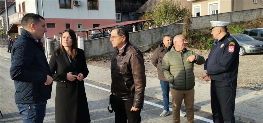 ДОБОЈ, 14. НОВЕМБРА /СРНА/ - У Добоју је данас, изградњом пролаза за вангабаритна возила у кружном току и помоћном саобраћајницом, растерећено саобраћајно загушење и завршена оптимизација саобраћаја на раскрсници која повезује стари град и магистрални пут.