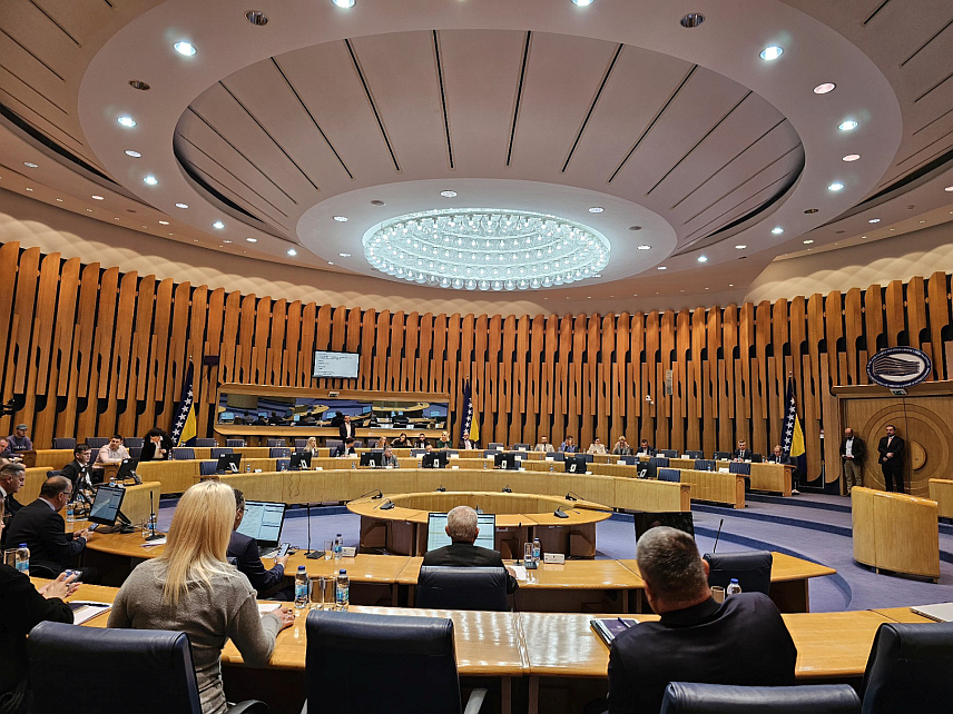 САРАЈЕВО, 14. НОВЕМБРА /СРНА/ - Због непостојања кворума за рад и одлучивање, одмах по отварању хитне сједнице Дома народа Парламентарне скупштине БиХ дата је пауза како би се покушао обезбиједити довољан број делегата за рад.