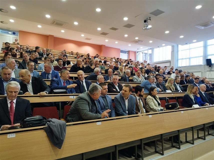 БАЊАЛУКА, 14. НОВЕМБРА /СРНА/ - Свечаном академијом обиљежене су 54 године рада Машинског факултета Универзитета у Бањалуци, а том приликом уручене су дипломе свршеним студентима првог и другог циклуса који су студије успјешно окончали у протеклих годину дана.