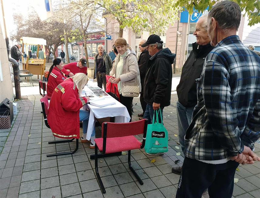 НОВИ ГРАД, 14. НОВЕМБРА /СРНА/ - Дома здравља у Новом Граду организовао је данас бесплатну контролу садржаја шећера у крви и крвног притиска на штанду у главној улици у Новом Граду, поводом Свјетског дана борбе против дијабетеса.
