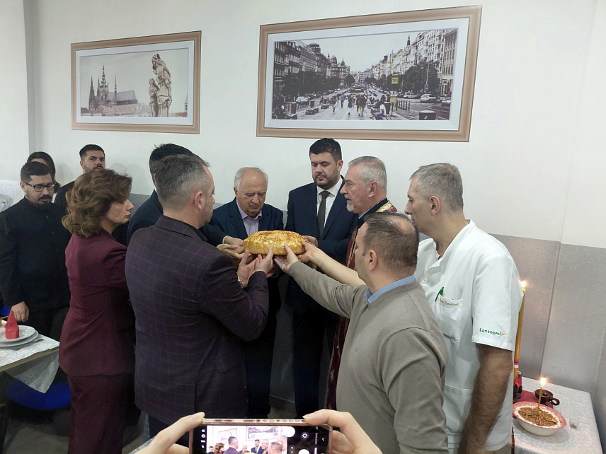 ИСТОЧНО САРАЈЕВО, 14. НОВЕМБРА /СРНА/ - Болница "Србија" свечано је данас у Источном Сарајеву обиљежила крсну славу – Свете враче Дамјана и Козму.