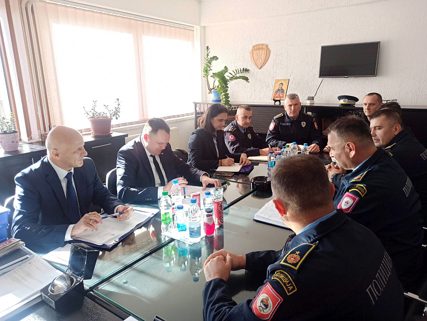 ЗВОРНИК, 14. НОВЕМБРА /СРНА/ - Министар унутрашњих послова Републике Српске Жељко Будимир и директор Полиције Републике Српске Синиша Кострешевић разговарали су у Зворнику са начелником Полицијске управе Александром Васиљевићем.