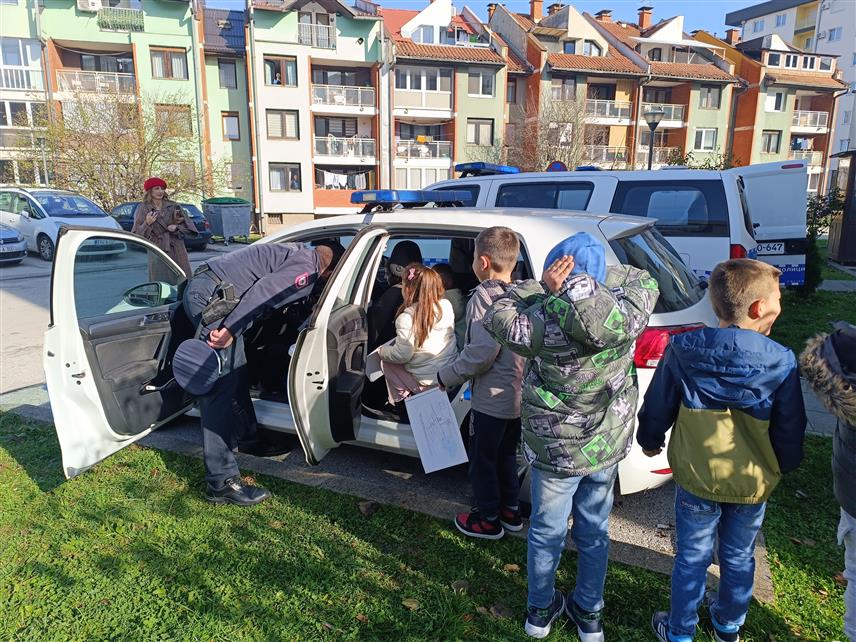 ИСТОЧНА ИЛИЏА, 14. НОВЕМБРА /СРНА/ – У Полицијској станици Источна Илиџа данас је, поводом крсне славе Министарства унутрашњих послова /МУП/ Републике Српске Светог архангела Михаила, организован Дан отворених врата, током којег су ученици Основне школе "Јован Дучић" из Касиндола имали прилику да се упознају са радом полиције.