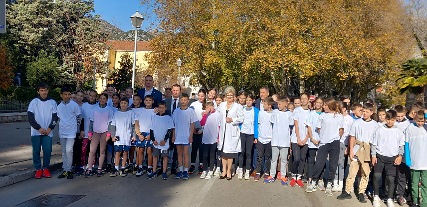 ТРЕБИЊЕ, 14. НОВЕМБРА /СРНА/ - Мјерењем шећера у крви заинтересованим грађанима на Тргу слободе у Требињу као и 14. требињским кросом против дијабетеса, обиљежен је Свјетски дан борбе против дијабетеса, те истакнут значај физичке активности као најважније превенције дијабетеса.