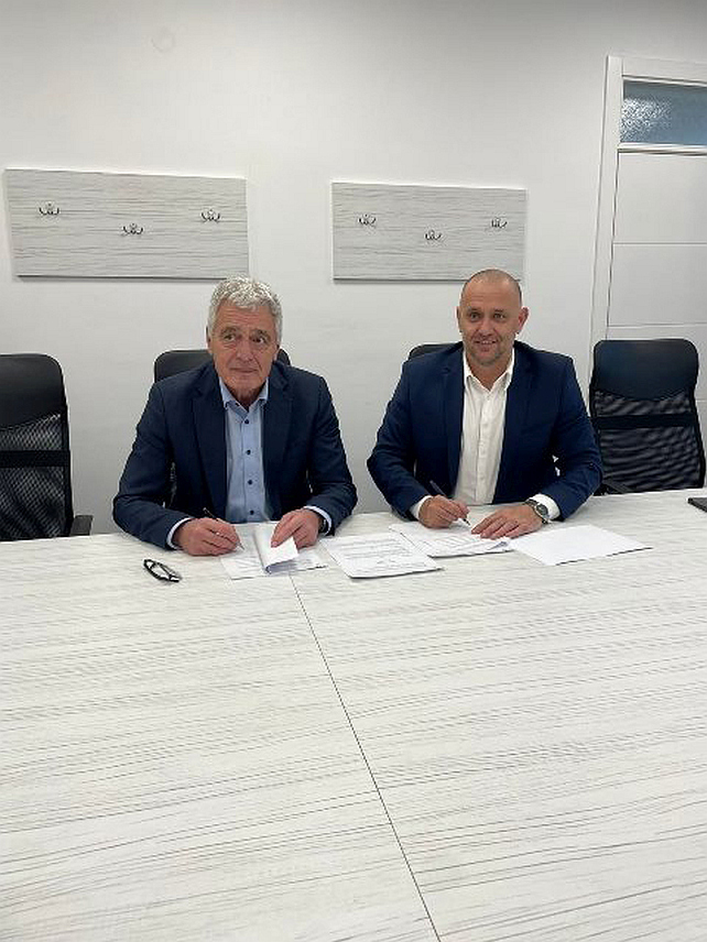 БРАТУНАЦ, 14. НОВЕМБРА /СРНА/ - Директор Међународне бициклистичке трке "Београд – Бањалука" Владимир Куваља и начелник општине Братунац Лазар Продановић потписали су данас уговор којим је потврђено да ће Братунац бити домаћин старта треће етапе ове међународне бициклистичке манифестације 2026. године.