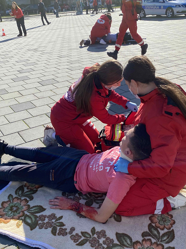 БИЈЕЉИНА, 14. НОВЕМБРА /СРНА/ - Саобраћајне несреће водећи су узрок смртности код популације од пет до 29 година, поручено је са централне манифестације Дана сјећана на жртве саобраћајних незгода у Бијељини, гдје је приказана вјежба спашавања приликом удеса.