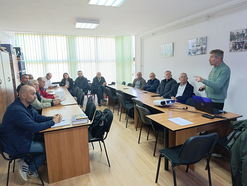 МРКОЊИЋ ГРАД, 14. НОВЕМБРА /СРНА/ - У оквиру манифестације "Аранђеловдански вашар" у Мркоњић Граду данас су на едукативном предавању произвођачи ракије били у прилици да се поближе упознају о сензорном оцјењивању квалитета воћних и других ракија и примјени стручног вокабулара.	
