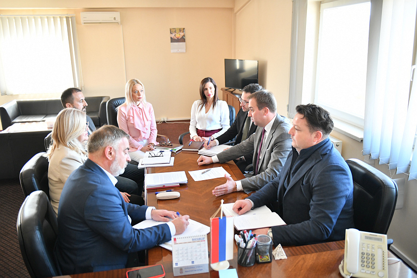 БАЊАЛУКА, 14. НОВЕМБРА /СРНА/ - Агенција за управљање одузетом имовином тренутно располаже имовином вриједном око 350.000 КМ, док је од 2010. године располагала са око 23 милиона КМ, речено је данас у Бањалуци након састанка министра правде Републике Српске Горана Селака са директором Агенције Свјетланом Кисић.