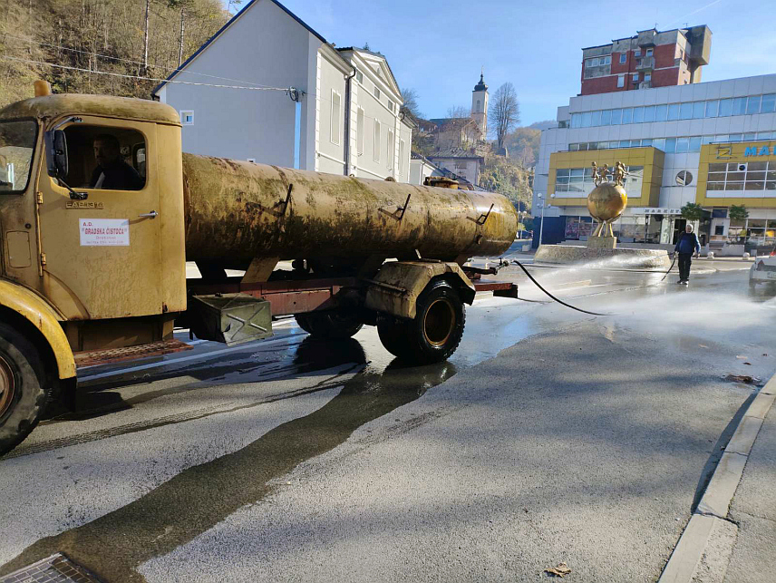 СРЕБРЕНИЦА, 14. НОВЕМБРА /СРНА/ - Радници комуналног предузећа "Полет" из Сребренице ових дана перу улице у овом мјесту користећи цистерну братуначког предузећа "Градска чистоћа" јер немају своју.