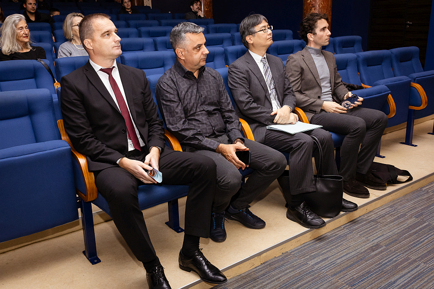 ТРЕБИЊЕ, 14. НОВЕМБРА /СРНА/ - У оквиру дводневне манифестације "Дани јапанског филма", у биоскопу Културног центра у Требињу приказани су филмови "Дијете рибе" и "Пут кроз вријеме".