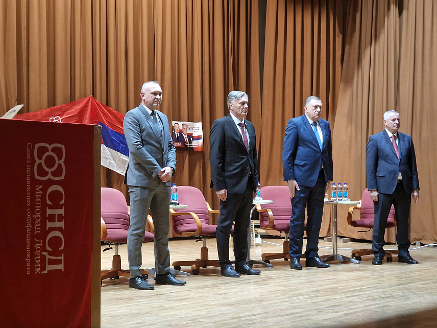 МИЛИЋИ, 14. НОВЕМБРА /СРНА/ - Предсједник СНСД-а Милорад Додик и кандидат СНСД-а за предсједника Републике Српске на пријевременим изборима Синиша Каран у разговору са грађанима Милића у Дому рудара.