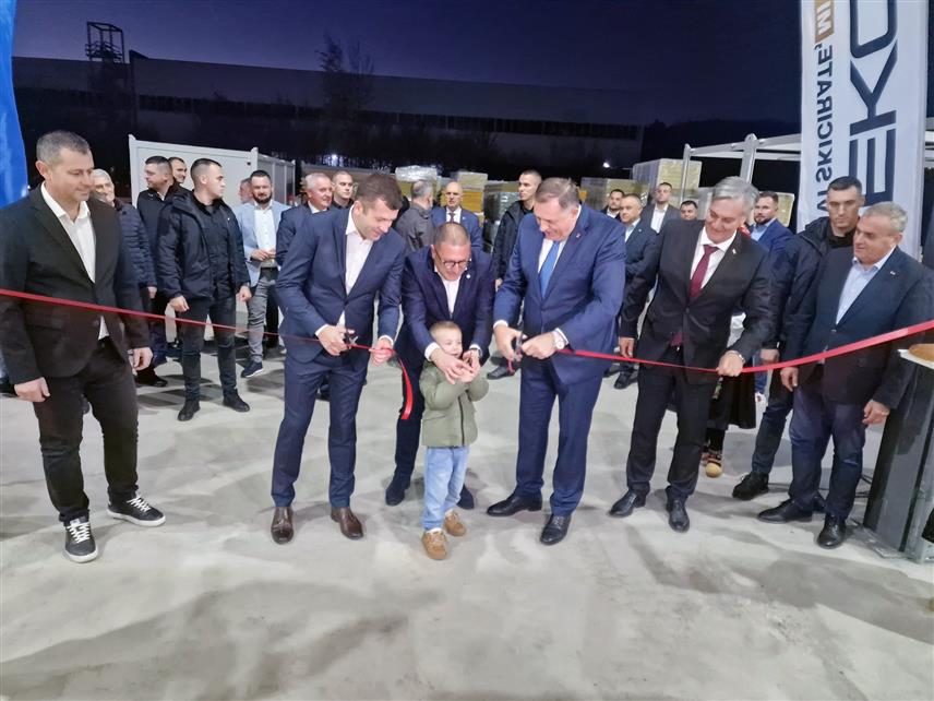 СРЕБРЕНИЦА, 14. НОВЕМБРА /СРНА/ - Предсједник СНСД-а Милорад Додиик и министар за научнотехнолошки развој и високо образовање Републике Српске Синиша Каран присуствовали су данас у Поточарима код Сребренице отварању новог производног погона предузећа "Екобокс контејнери", које је извозно оријентисано.	
