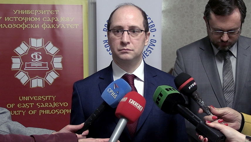 ИСТОЧНО САРАЈЕВО, 14. НОВЕМБРА /СРНА/ - Предсједник Управног одбора Руског историјског друштва Руслан Гагкујев изјавио је вечерас у Источном Сарајеву да је званичан став Руске Федерације да је неопходно чврсто се придржавати Дејтонског мировног споразума да би де очувао мир у региону.	
