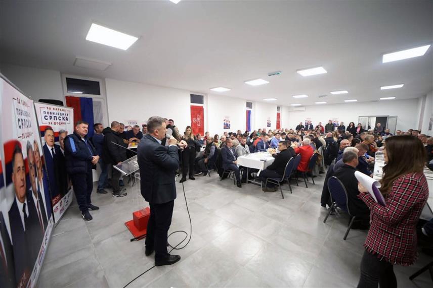 БАЊАЛУКА, 14. НОВЕМБРА /СРНА/ - Предсједник Градског одбора СНСД-а Бањалука Владо Ђајић поручио је да на предстојећим пријевременим изборима за предсједника Републике Српске треба гласати за кандидата СНСД-а Синишу Карана јер је то глас за сигурну будућност дјеце и стабилности Српске.