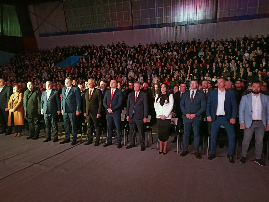 ЗВОРНИК, 14. НОВЕМБРА /СРНА/ - Предизборни скуп СНСД-а у Зворнику којем су присуствовали предсједник те политичке партије Милорад Додик и кандидат СНСД-а за предсједника Републике Српске на пријевременим изборима Синиша Каран.