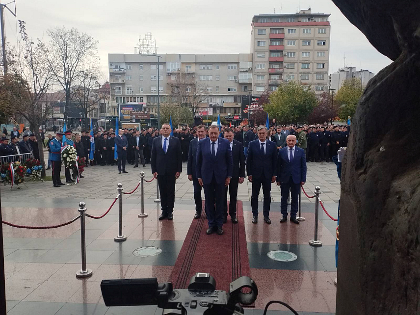 БИЈЕЉИНА, 15. НОВЕМБРА /СРНА/ - У Бијељини је данас одржано централно обиљежавање Дана Специјалне бригаде полиције Министарства унутрашњих послова /МУП/ Републике Српске свечаним постројавањем ветерана ове јединице послије 30 година.	