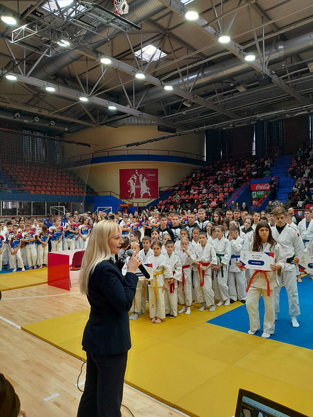 БАЊАЛУКА, 15. НОВЕМБРА /СРНА/ - Министар породице, омладине и спорта Републике Српске Селма Чабрић отворила је 2. Међународни џиу џицу турнир "Бањалука челенџ" који је окупио 520 такмичара из Републике Српске, Федерације БиХ, Србије, Црне Горе, Сјеверне Македоније, Грчке и Словеније.