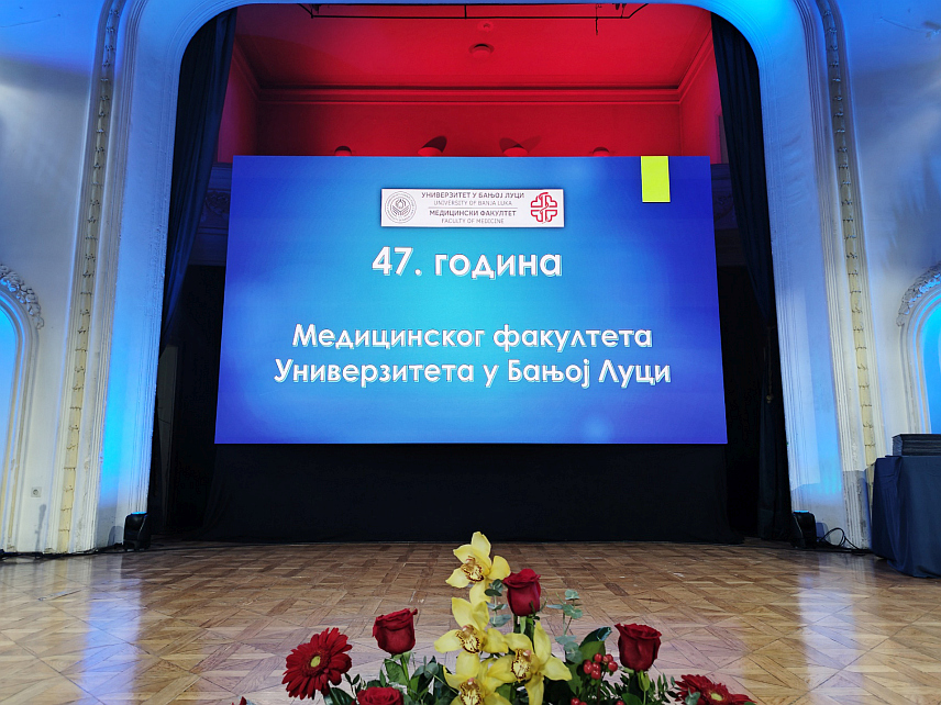 БАЊАЛУКА, 15. НОВЕМБРА /СРНА/ - Медицински факултет Универзитета у Бањалуци свечаном академијом у Културном центру Бански двор обиљежио је 47 година рада, а декан Ранко Шкрбић уручио је дипломе студентима који су успјешно завршили студије.	