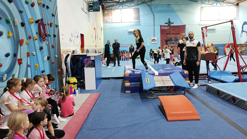 ДОБОЈ, 15. НОВЕМБРА /СРНА/ - Добој је данас домаћин ревијалног такмичења у спортској гимнастици на којем учествују и клубови из Теслића, Брчког, Добој Југа, Тузле, Осијека и Ђакова.	