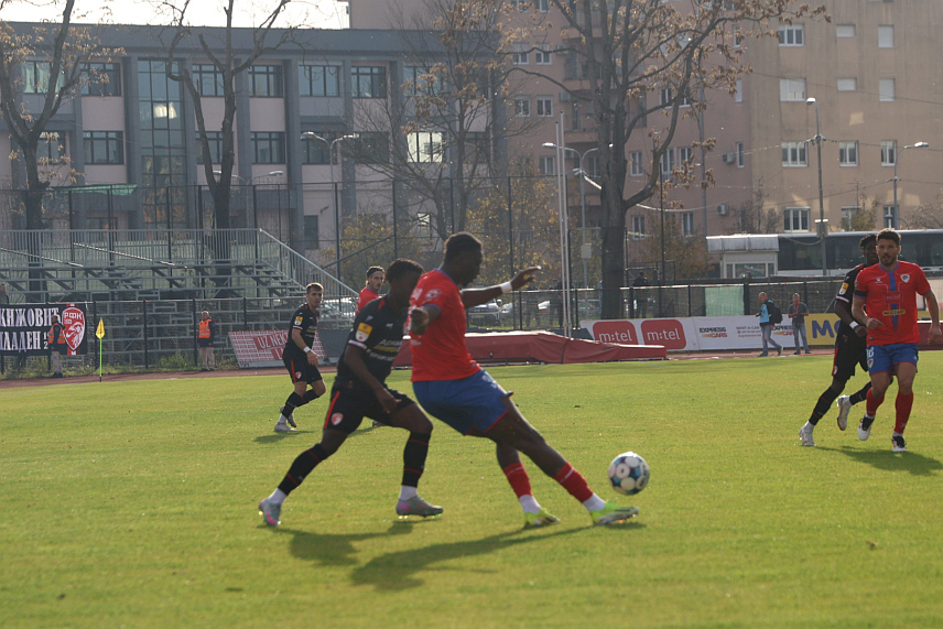 БАЊАЛУКА, 15. НОВЕМБРА /СРНА/ - Фудбалери бањалучког Борца и Радничког 1923 из Крагујевца данас на Градском стадиону у Бањалуци су одриграли пријатељску хуманитарну утакмицу у знак сјећања на Младена Жижовића, који је изненада преминуо у 45. години живота. /Фото - Борислав Здриња/	