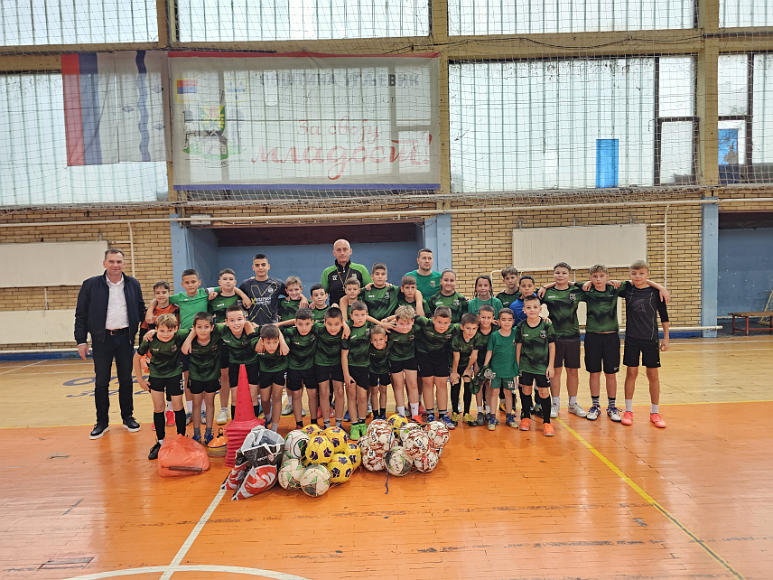 УГЉЕВИК, 15. НОВЕМБРА /СРНА/ - Начелник Угљевика Драган Гајић посјетио је данас младе фудбалере Школе фудбала "Рудар" и уручио им фудбалске лопте, опрему и реквизите за тренинг којима ће бити унапријеђени услови за рад и тренирање млађих категорија.	