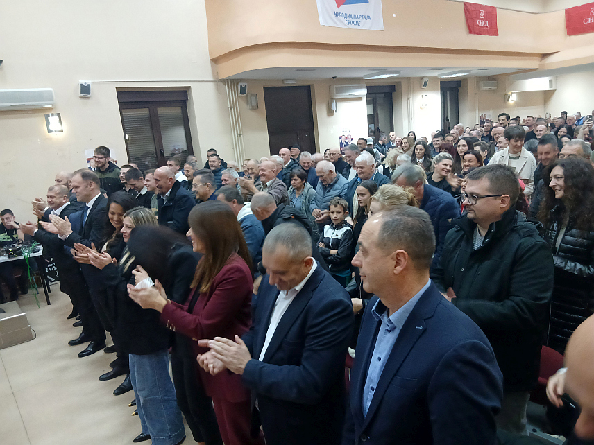 МОДРИЧА, 15. НОВЕМБРА /СРНА/ - Лидер СНСД-а Милорад Додик позвао је вечерас грађане у Модричи да на пријевременим предсједничким изборима подршку дају кандидату СНСД-а Синиши Карану који ће наставити да чува, јача и развија Републику Српску.