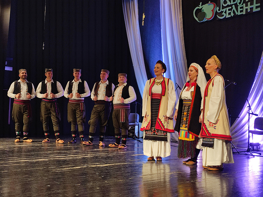 ГРАДИШКА, 15. НОВЕМБРА /СРНА/ - У Културном центру Градишка вечерас је одржан Фестивал ветеранских фолклорних ансамбала "Три јабуке зелене", који је 10. пут организовало градишко Културно-умјетничко друштво /КУД/ "Коловит".