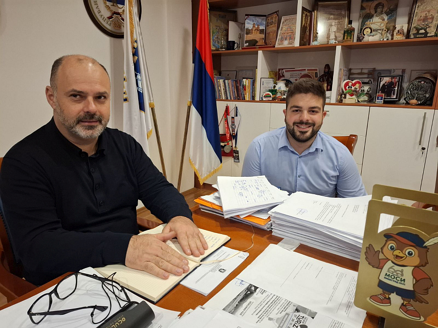 ВИШЕГРАД, 16. НОВЕМБРА /СРНА/ – Млади информатичар Василије Мирковић из Вишеграда и начелник општине Вишеград Младен Ђуревић.