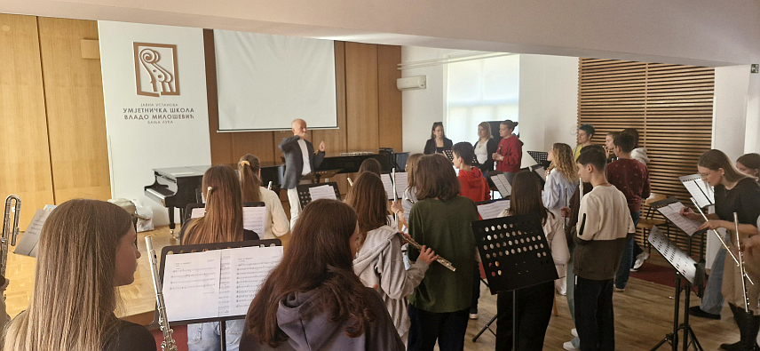 БАЊАЛУКА, 16. НОВЕМБРА /СРНА/ - На овогодишњем издању манифестације "Дани флауте" у организацији Ансамбла "Флутете" у Бањалуци окупио се велики број флаутиста из цијеле БиХ и региона, а добро су били посјећени и концерти намијењени широј публици, изјавила је Срни организатор и доктор умјетности Марија Пилиповић.	

