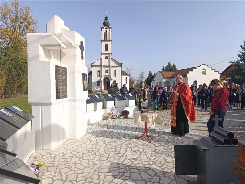 ШАМАЦ, 16. НОВЕМБРА /СРНА/ - У Доњој Слатини код Шамца данас је служен парастос за 10 погинулих бораца Војске Републике Српске /ВРС/ и једну цивилну жртву Одбрамбено-отаџбинског рата и поручено да њихова жртва не смије бити заборављена, те да је обавеза чувати Републику Српску.