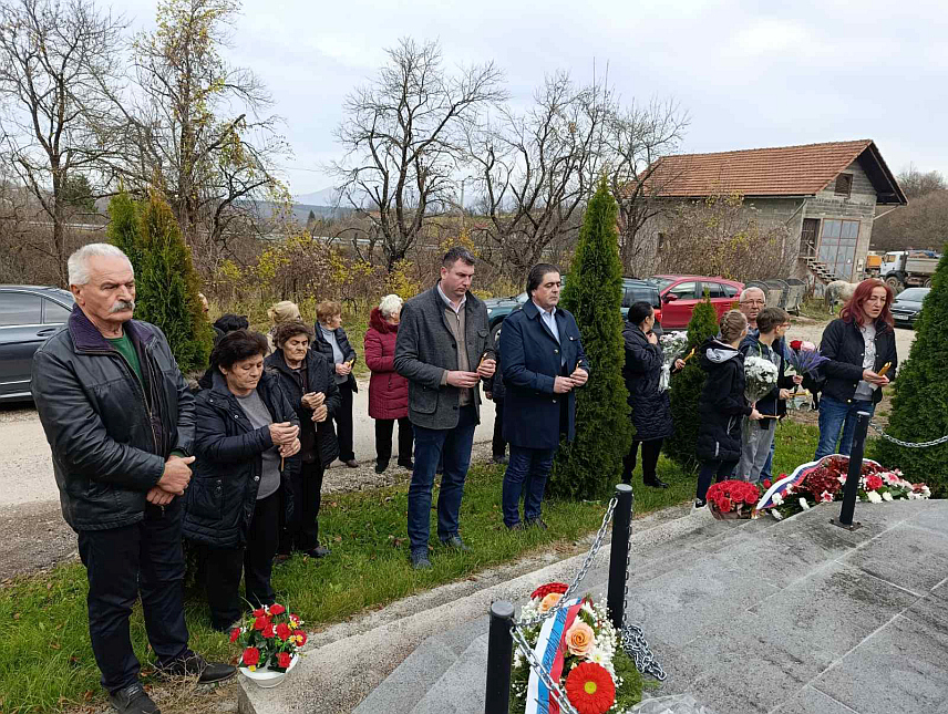 МРКОЊИЋ ГРАД, 16. НОВЕМБРА /СРНА/ - У мјесту Брдо код Мркоњић Града данас је код спомен-обиљежја служен парастос и положено цвијеће за 10 погинулих бораца Војске Републике Српске /ВРС/ и четири цивила.