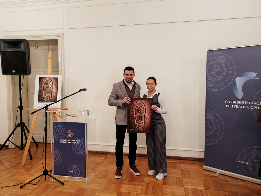 БАЊАЛУКА, 16. НОВЕМБРА /СРНА/ - Министар трговине и туризма Републике Српске Денис Шулић уручио је награду Милици Рудић, побједнику Графичког конкурса "Ђурађ Љубавић", на отварању изложбе радова у Културном центру Бански двор у Бањалуци.	