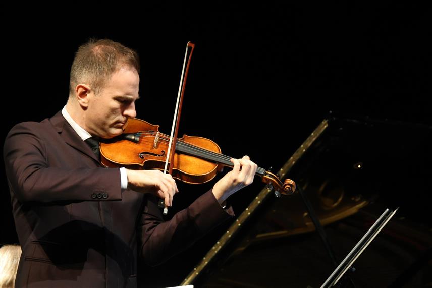 БАЊАЛУКА, 16. НОВЕМБРА /СРНА/ - Свјетски познати виолиниста Стефан Миленковић вечерас је у Бањалуци одржао хуманитарни концерт за Албину Смајловић, младој Бањалучанки којој је потребна помоћ за даље лијечење./ФОТО Борислав Здриња/