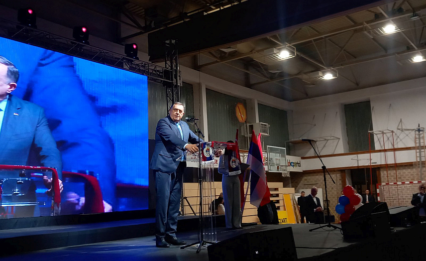 ТРЕБИЊЕ, 16. НОВЕМБРА /СРНА/ - Лидер СНСД-а Милорад Додик на предизборној трибини СНСД-а у Требињу.