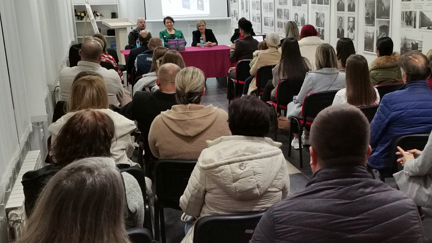 ТЕСЛИЋ, 16. НОВЕМБРА /СРНА/ - У Теслићу је одржана промоција књига "Карцином је само дијагноза" и "Проћи ће" Неде Ђукић Боројевић, која је кроз три животне приче предочила пут борбе са овом опаком болести, која је изљечива ако се открије на вријеме.