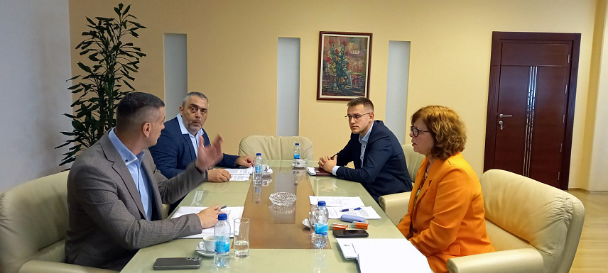 БАЊАЛУКА, 17. НОВЕМБРА /СРНА/ - Посебни колективни уговор за запослене у органима јединица локалне самоуправе биће потписан 5. јануара и радницима ће гарантовати повећање плата и много боља права, договорено је данас на састанку министра управе и локалне самоуправе Републике Српске Сенке Јујић и представника синдиката.	

